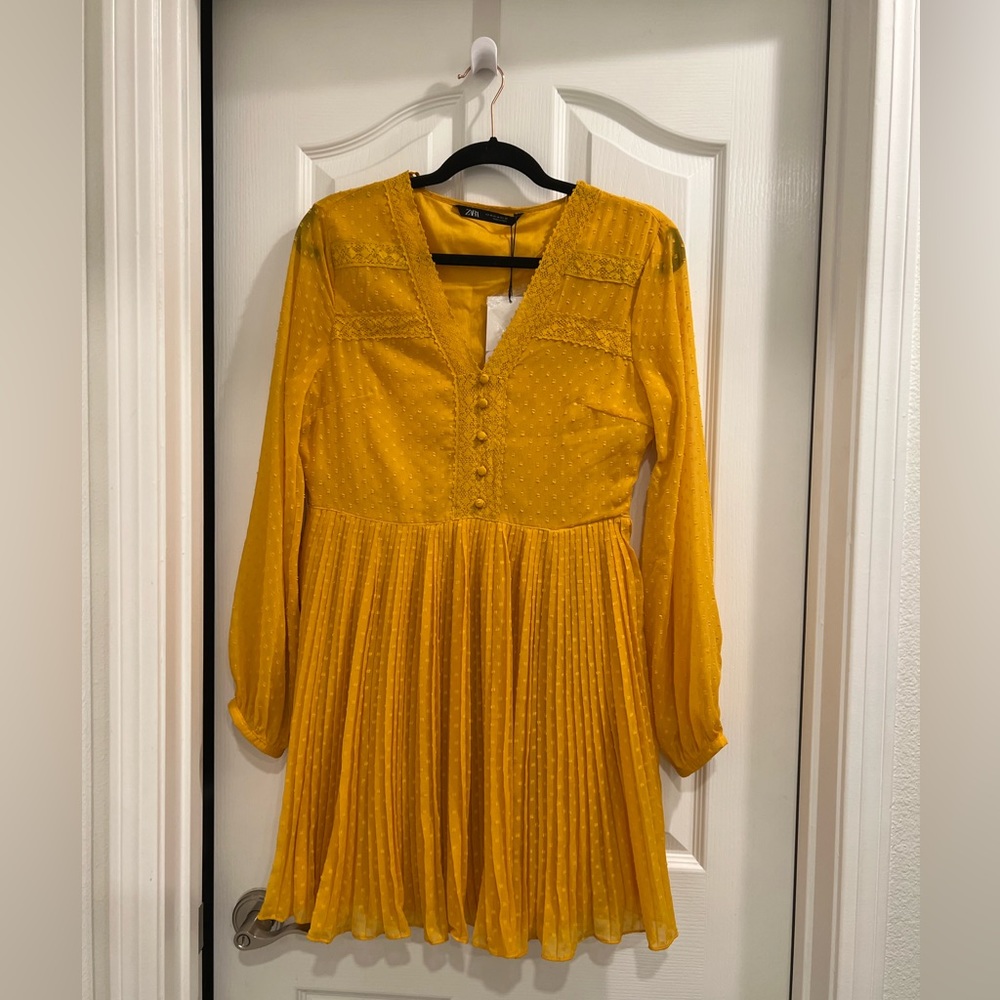 NEW Zara yellow flowy dress. Size M.